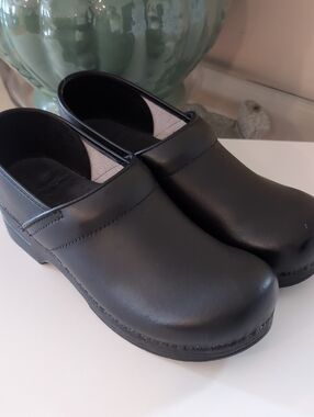 Dansko Professional Black Leather Clogs. Medical. Nursing. Sz 42. (11.5 - 12)